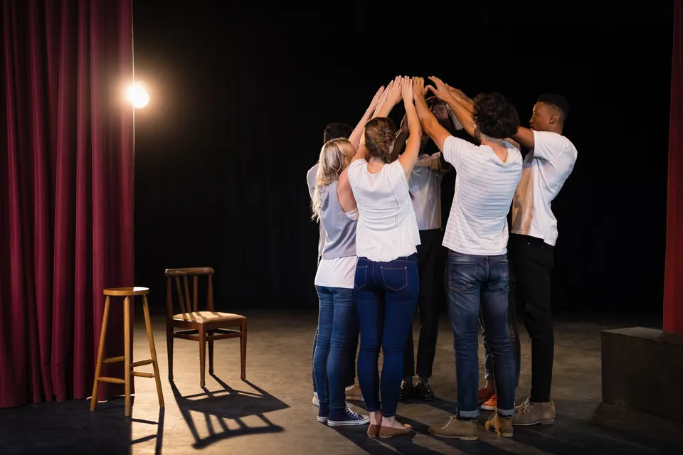 Élèves d’un cours de théâtre réunis sur scène